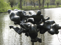 905583 Afbeelding van het bronzen beeldhouwwerk 'Pegasus', van Fons Bemelmans, in 1975 geplaatst in de vijver van het ...
